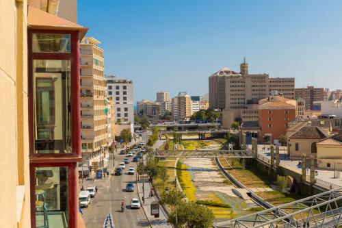 een uitzicht op een straat met auto's en gebouwen bij OLD TOWN - Cultural Experience in Málaga