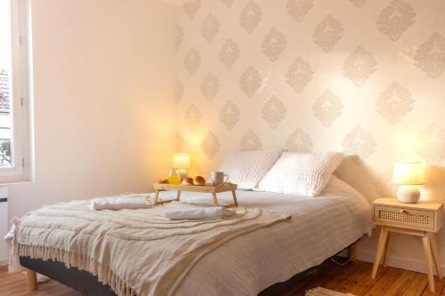 - une chambre avec un lit et une table dans l'établissement Spring - Centre-Ville - Gare - Spacieux - Netflix, à Reims