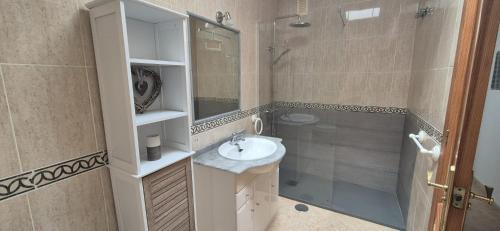 un baño con lavabo y ducha en Casa Sucina II, en Sucina