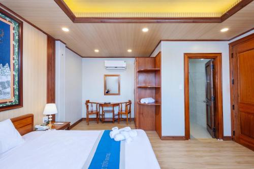Postel nebo postele na pokoji v ubytování Nhật Tín Hotel