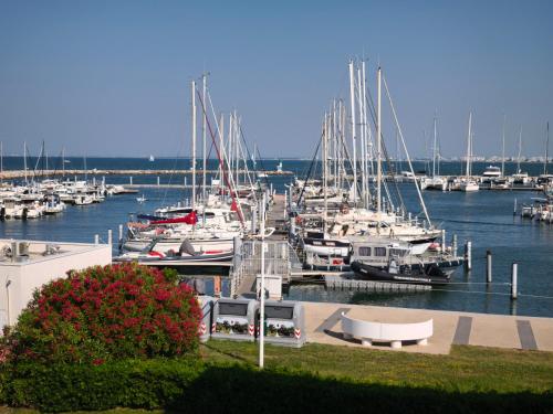 Une bande de bateaux amarrés dans un port de plaisance dans l'établissement Adoya plage Studio cabine vue port et mer, au Grau-du-Roi