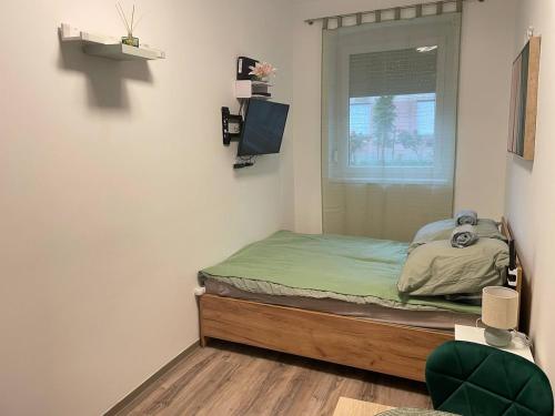 Postel nebo postele na pokoji v ubytování Szeri Szállás Szeged