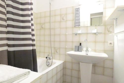 une salle de bain blanche avec un lavabo et une douche dans l'établissement Marechal Joffre Central near train station, à Nantes