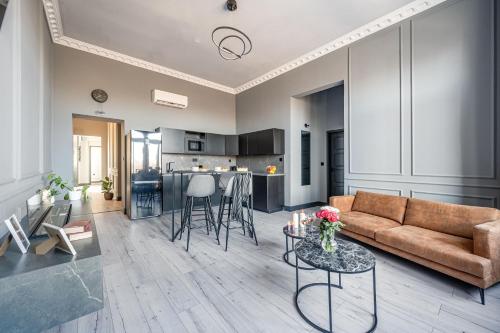 Deluxe n' Industrial 3BEDRM Suit in the Center