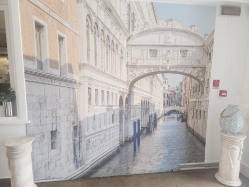 mural przedstawiający alejkę z łukiem w budynku w obiekcie Albergo Alla Campana w mieście Dolo