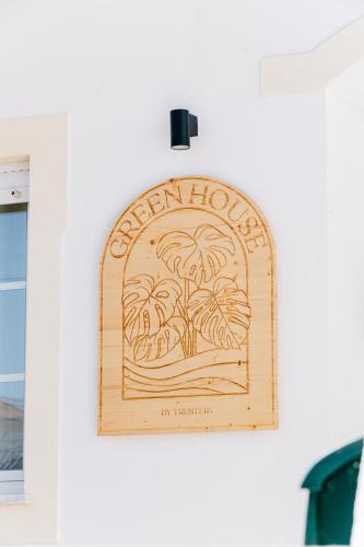 a sign for a garden house on a wall at Green House in Baleal