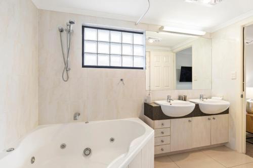 Koupelna v ubytování Parkside Southbank 2bed Villa