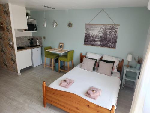 une chambre avec un lit avec des serviettes roses dessus dans l'établissement Charmant studio entre mer et forêt, à Saint-Mandrier-sur-Mer