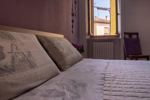 a bedroom with a large bed with a window at Casa Vacanze Al Borgo in Caprino Veronese