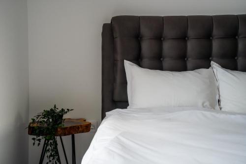 Ένα ή περισσότερα κρεβάτια σε δωμάτιο στο Skylark - Vancouver Penthouse Premium with Jacuzzi and Panoramic View
