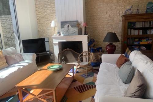 Ruang duduk di Beautiful spacious house in La Couarde-sur-Mer