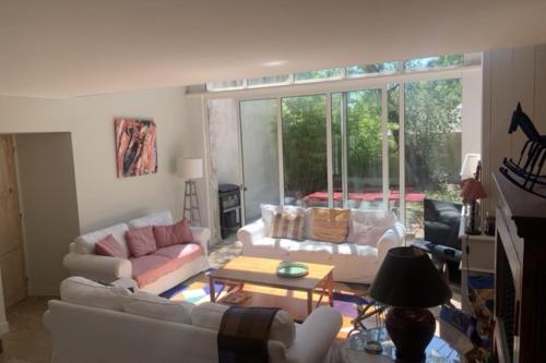 un salon avec deux canapés et une table dans l'établissement Beautiful spacious house in La Couarde-sur-Mer, à La Couarde-sur-Mer