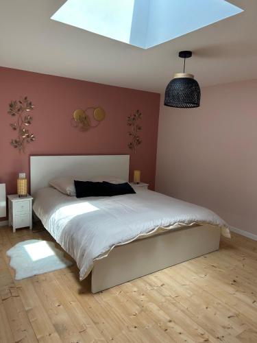 - une chambre avec un grand lit et un plafond dans l'établissement Le Loft By Repaire de Maltus, à Lussac