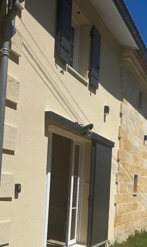 une porte d'une maison avec une fenêtre dans l'établissement Le Loft By Repaire de Maltus, à Lussac