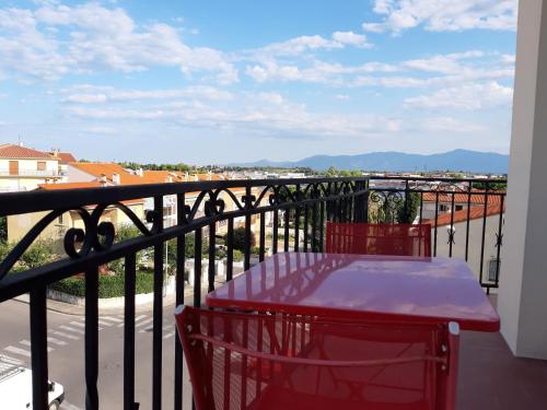 un balcon avec une table et des chaises sur un balcon dans l'établissement Couchage solo ou à 2 avec grand salon à Perpignan, à Perpignan