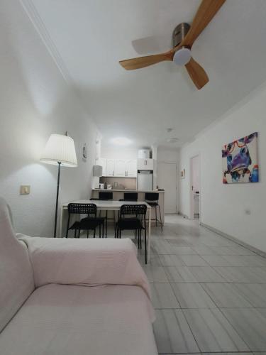 Alquilaencanarias-Medano Colon Center, near the beach