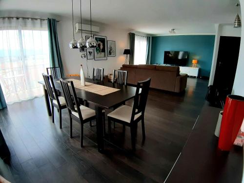 - une table à manger et des chaises dans le salon dans l'établissement Couchage solo ou à 2 avec grand salon à Perpignan, à Perpignan