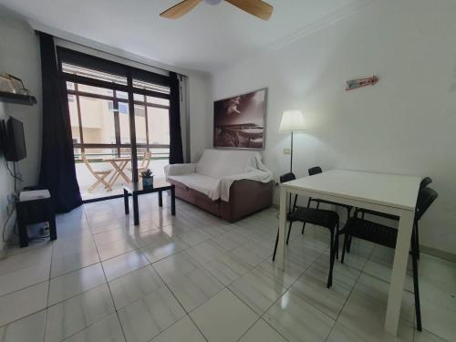 Alquilaencanarias-Medano Colon Center, near the beach