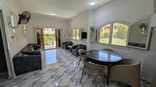 Χώρος καθιστικού στο NEW 4 bedrooms Villa by the beach Kilo 134 فيلا باوركيديا فى الساحل الشمالى