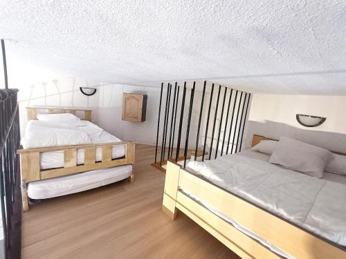 deux lits jumeaux dans une chambre avec dans l'établissement Duplex Cosy, piscine, Lac, au Barcarès
