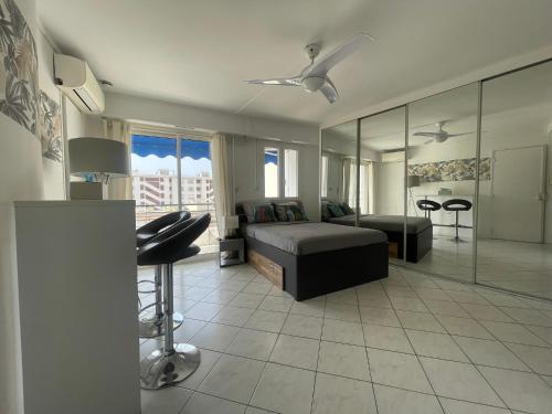 un grand salon avec un canapé et une table dans l'établissement Studio à 5 minutes de la mer, à Drammont