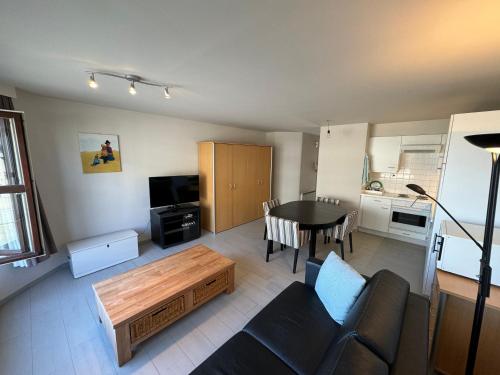 Kuchyň nebo kuchyňský kout v ubytování Appartement ZEEZICHT naast strand en duinen incl GARAGEBOX