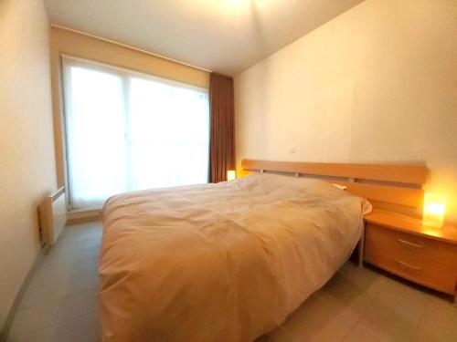 Postel nebo postele na pokoji v ubytování Appartement ZEEZICHT naast strand en duinen incl GARAGEBOX