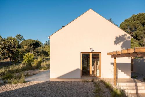 un piccolo edificio bianco con una porta di Braciosa a Coruche