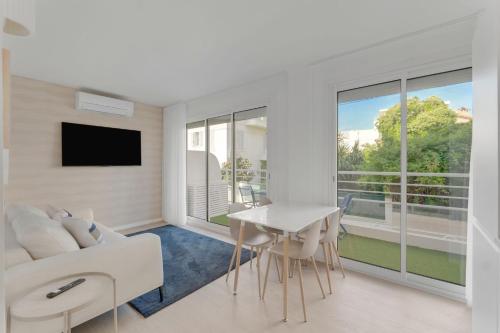 2 chambres - Grand balcon - à 1 min de la plage