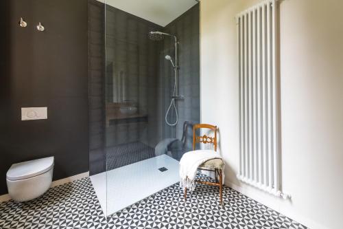 Majordoms - Castell de Villavecchia - 20 pax في سانت إلاري ساكالم: حمام مع دش ومرحاض وكرسي