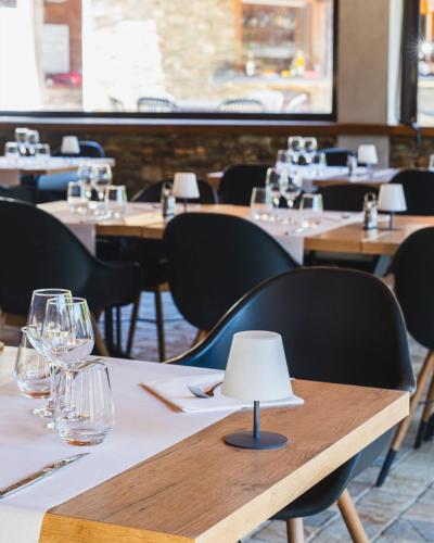 une salle à manger avec des tables, des chaises et des verres à vin dans l'établissement Domaine La distillerie, à Pietracorbara
