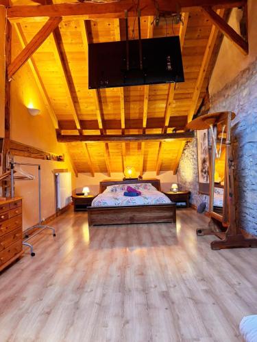 une chambre avec un lit et un plafond en bois dans l'établissement L'Écrin Savoyard, à Bonne