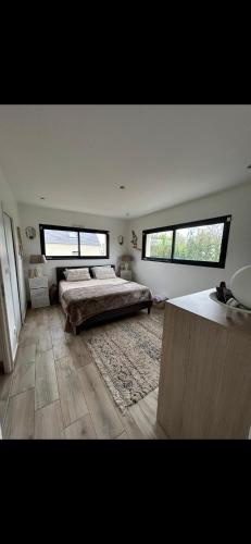 - une grande chambre avec 2 lits et 2 fenêtres dans l'établissement Maison individuelle, au Mans