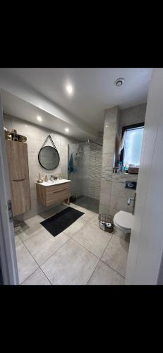 une salle de bain avec une baignoire, un lavabo et des toilettes dans l'établissement Maison individuelle, au Mans