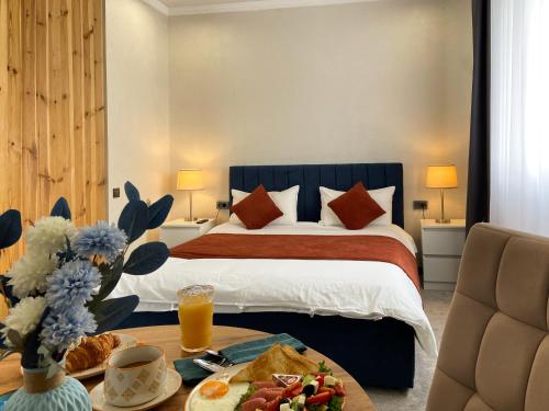 En eller flere senge i et værelse på Beles Hotel