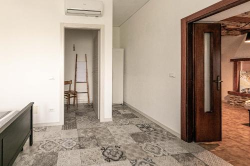 an empty room with a door and a hallway at InGarda Rooms in Cavalcaselle