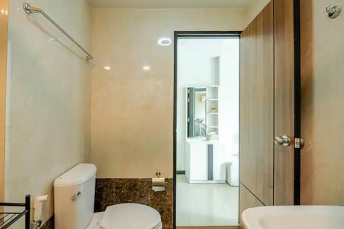 Un baño con inodoro, lavabo y ducha. en Room 402 Rawai Beach Condo, en Nai Harn Beach