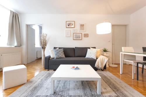 Market, Metro, City Center by JR City Apartments