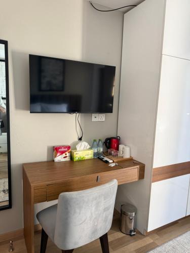 Una televisión o centro de entretenimiento en Avari Beach Hotel