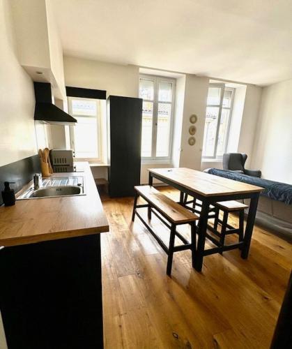 - une cuisine avec un évier et une table dans une chambre dans l'établissement Elégant T3 aux Chartrons, à Bordeaux
