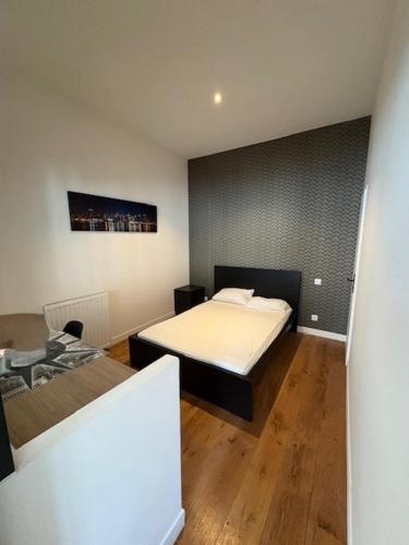 une chambre avec deux lits dans une pièce dans l'établissement Elégant T3 aux Chartrons, à Bordeaux