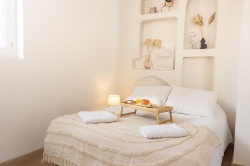 - une chambre blanche avec un lit et une table dans l'établissement Summer - Centre-Ville Gare - Spacieux - Netflix, à Reims