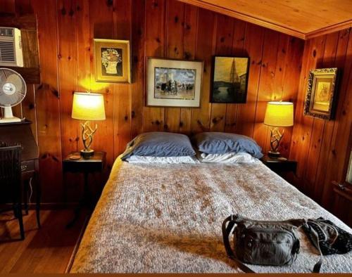 een slaapkamer met een groot bed met twee lampen bij Apartma Maggie in Komiža