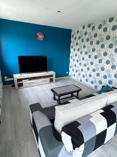 Ένα ή περισσότερα κρεβάτια σε δωμάτιο στο Appartement "la cité des roses"