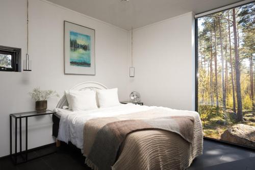SalmittuにあるStay North - Hirvipolkuのベッドと大きな窓のある寝室