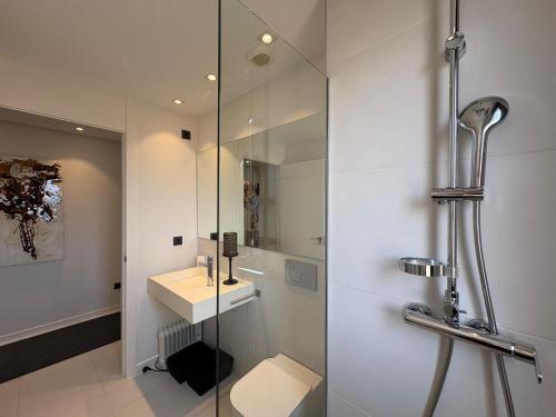 ein Badezimmer mit einer Glasdusche mit Waschbecken in der Unterkunft Bioko I CABO ROIG - Garden, WiFi, Parking, Pool & Sea View in Orihuela