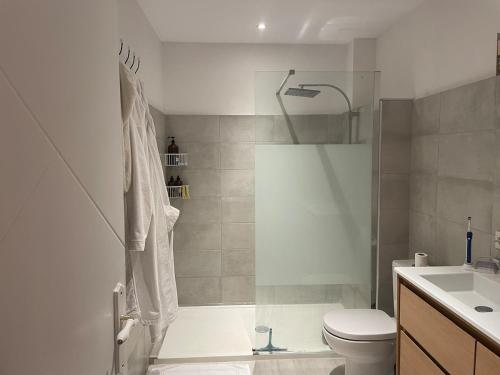 une salle de bain avec une douche, des toilettes et un lavabo dans l'établissement House with terrace near center, à Perpignan