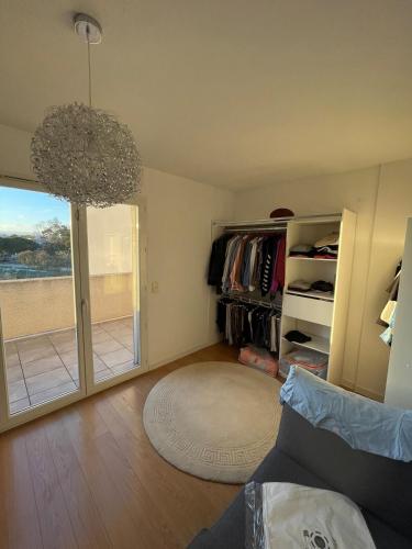 d'un salon avec une grande porte coulissante en verre. dans l'établissement House with terrace near center, à Perpignan