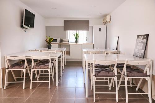 Kuchyň nebo kuchyňský kout v ubytování V Pension & Suites