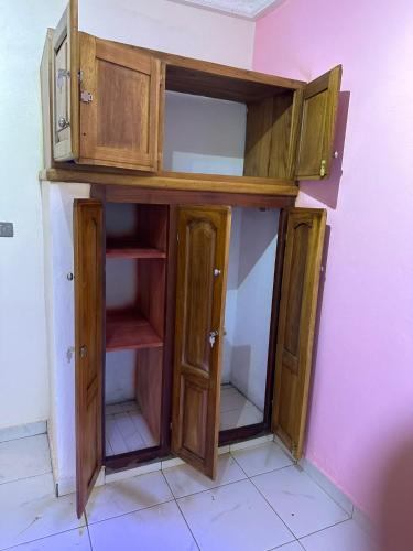 un mobile di legno in un angolo di una stanza di Tapoko residence a Yaoundé